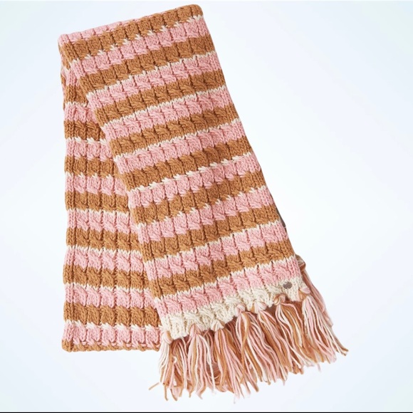 Bench. Winter Scarf - Picture 3 of 7